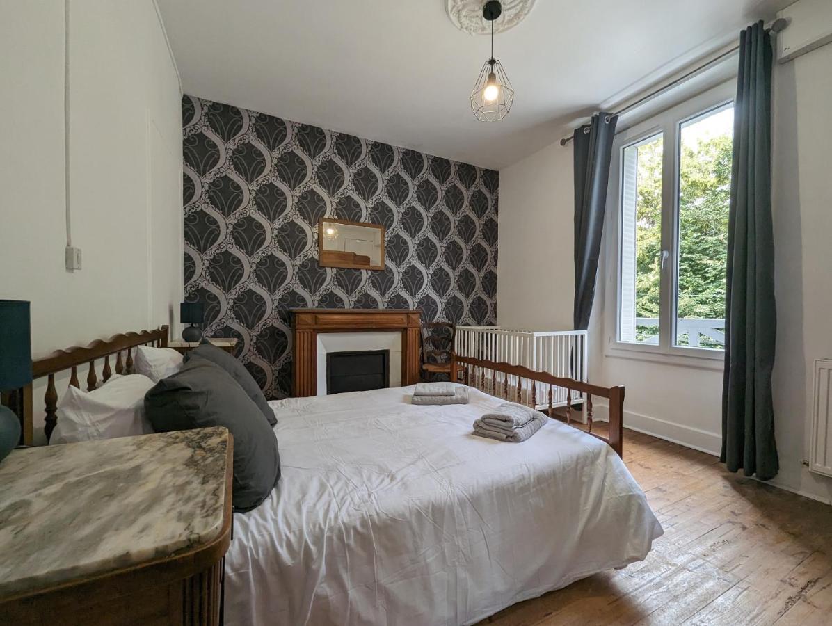 Maison Des Annees 30 - Vic-Sur-Cere - 14 Personnes Exterior photo